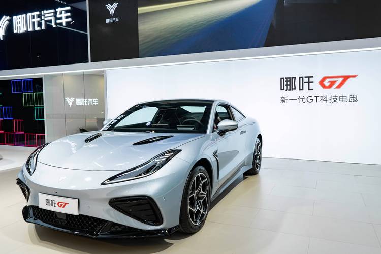 成都149哪吒汽车在智能汽车领域的表现，领途汽车在新能源汽车市场中的影响力